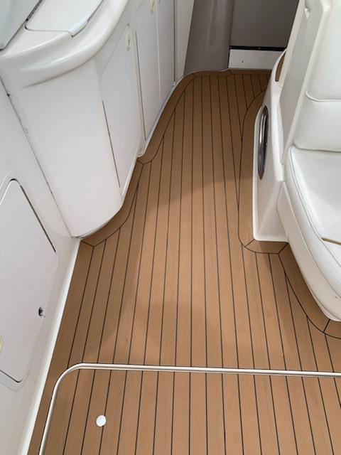 PLASDECK ECO ΦΥΛΛΟ ΣΥΝΘΕΤΙΚΟ DECK 2700 x 1050mm (2.83m2) ΑΥΤΟΚΟΛΛΗΤΟ TEAK ΜΕ ΜΑΥΡΟ ΑΡΜΟ